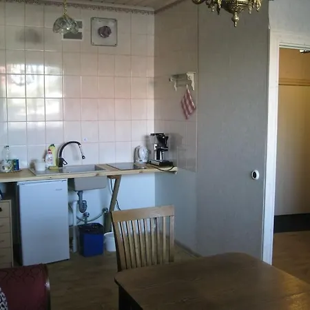 Private In Tallin, Pelguranna A Таллінн